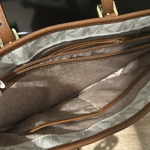 Michael Kors purse. Large, white & brown leather. Authentic MK purse. - Picture 7 of 8